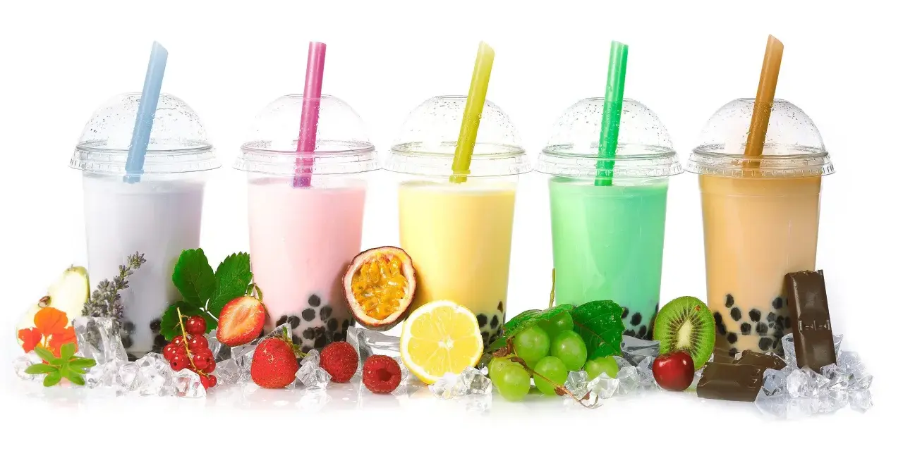 Kolorowe bubble tea z owocami i lodem. Idealny przepis na domowe bubble tea!