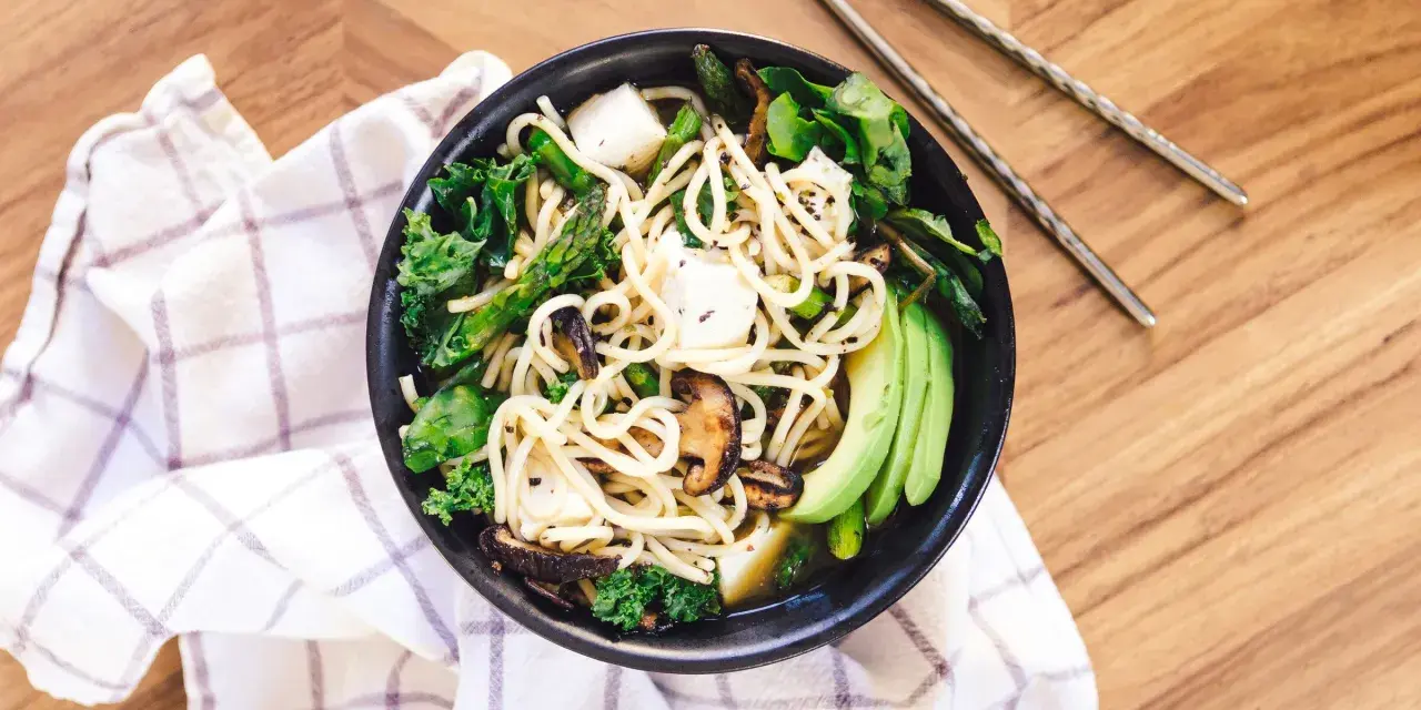 Jak zastąpić makaron chow mein? Sprawdzone alternatywy i porady