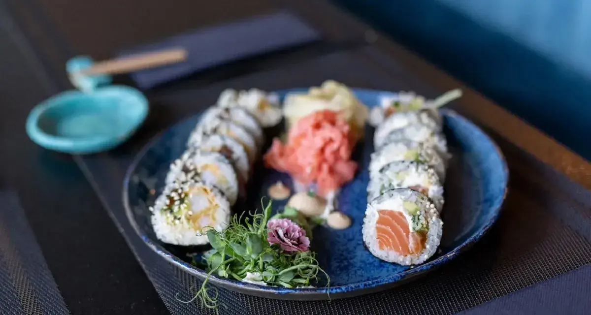 Talerz sushi z łososiem i krewetkami, marynowanym imbirem i wasabi. Czy sushi jest lekkostrawne? Tak, to zdrowa i lekka przekąska.