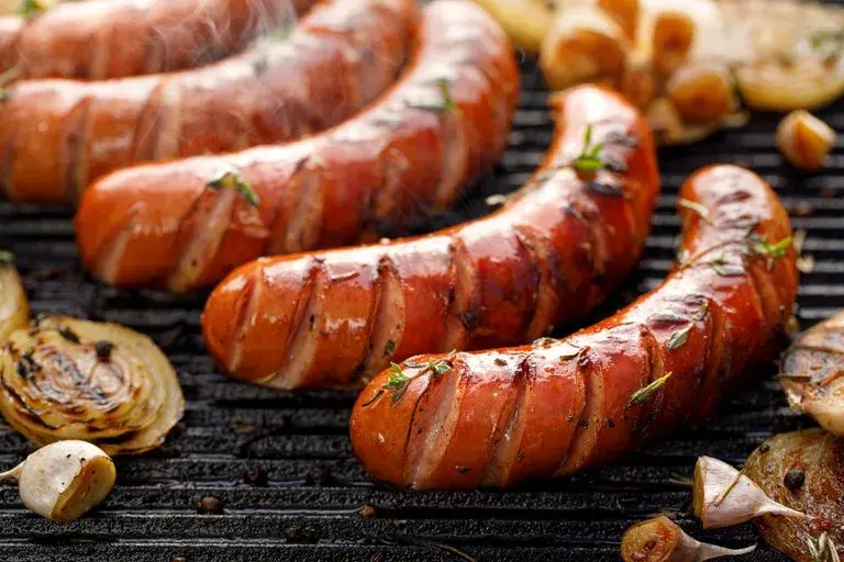 Ile waży kiełbasa? Odkryj różnice w wagach różnych rodzajów