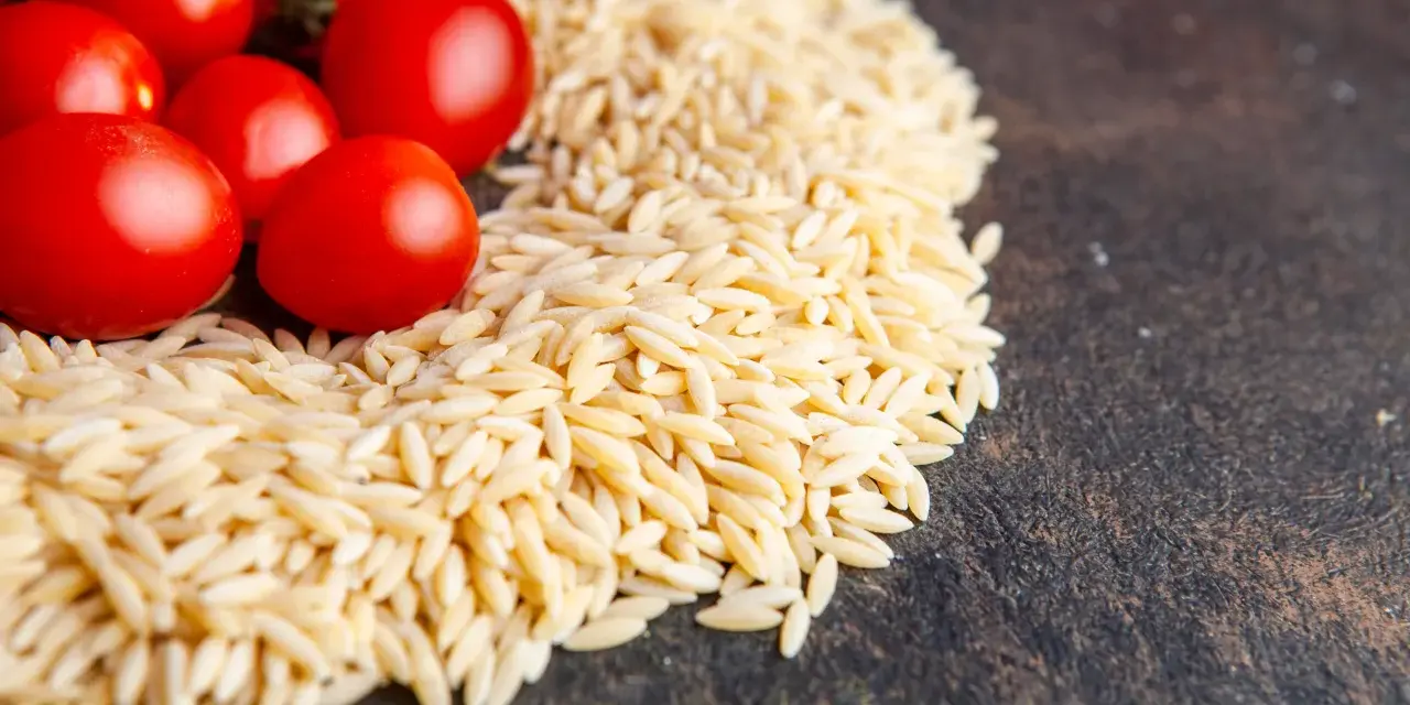 Czerwone pomidorki koktajlowe i makaron orzo. Ile gotować? Krótka odpowiedź: około 8-10 minut.