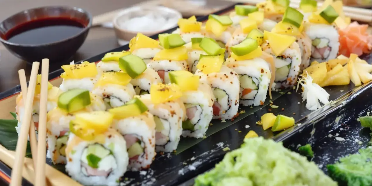 Kolorowe rolki sushi z mango i awokado, podane z sosem sojowym i imbirem. Wyjątkowe sushi z tykwą, które zachwyca smakiem i wyglądem.
