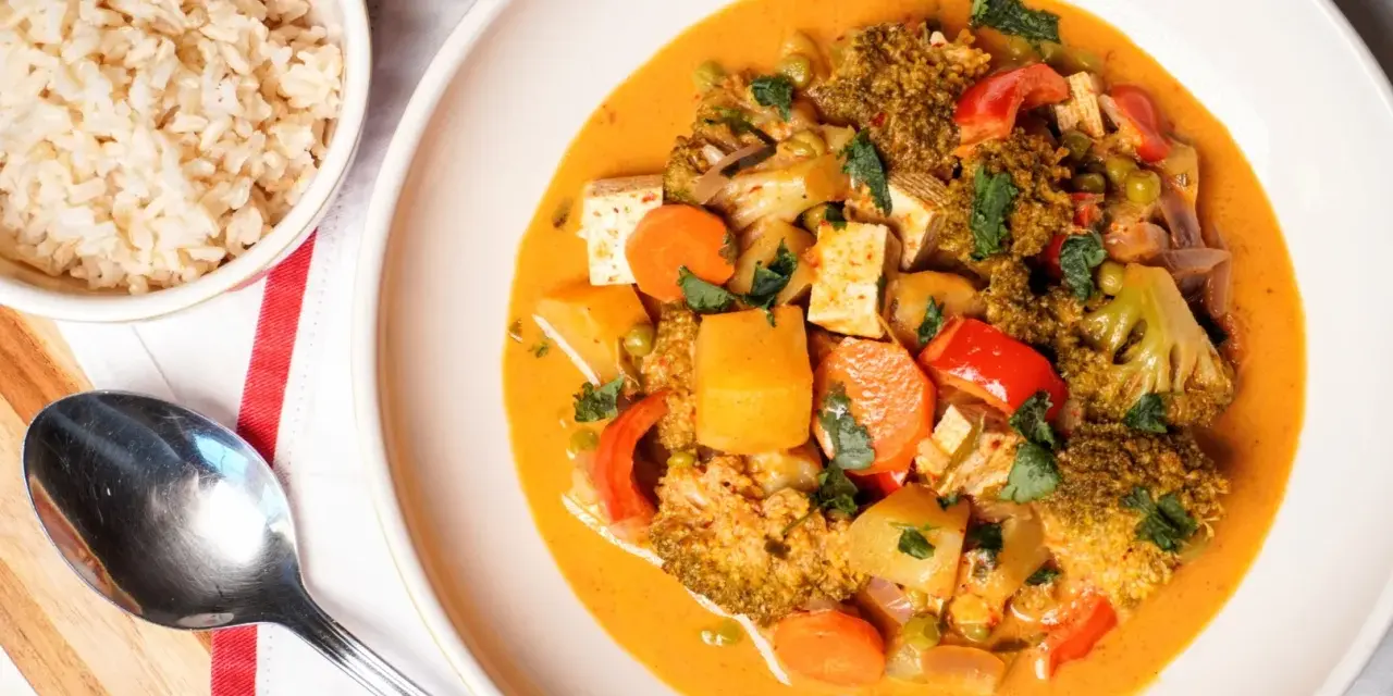 Pyszny, wegetariański massaman curry przepis z tofu, brokułami i marchewką. Podany z brązowym ryżem.