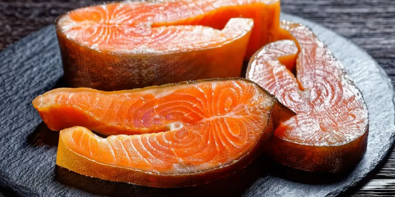 Surowy łosoś do sushi, idealny do przygotowania domowych rolek. Gdzie kupić świeżego, wysokiej jakości łososia?