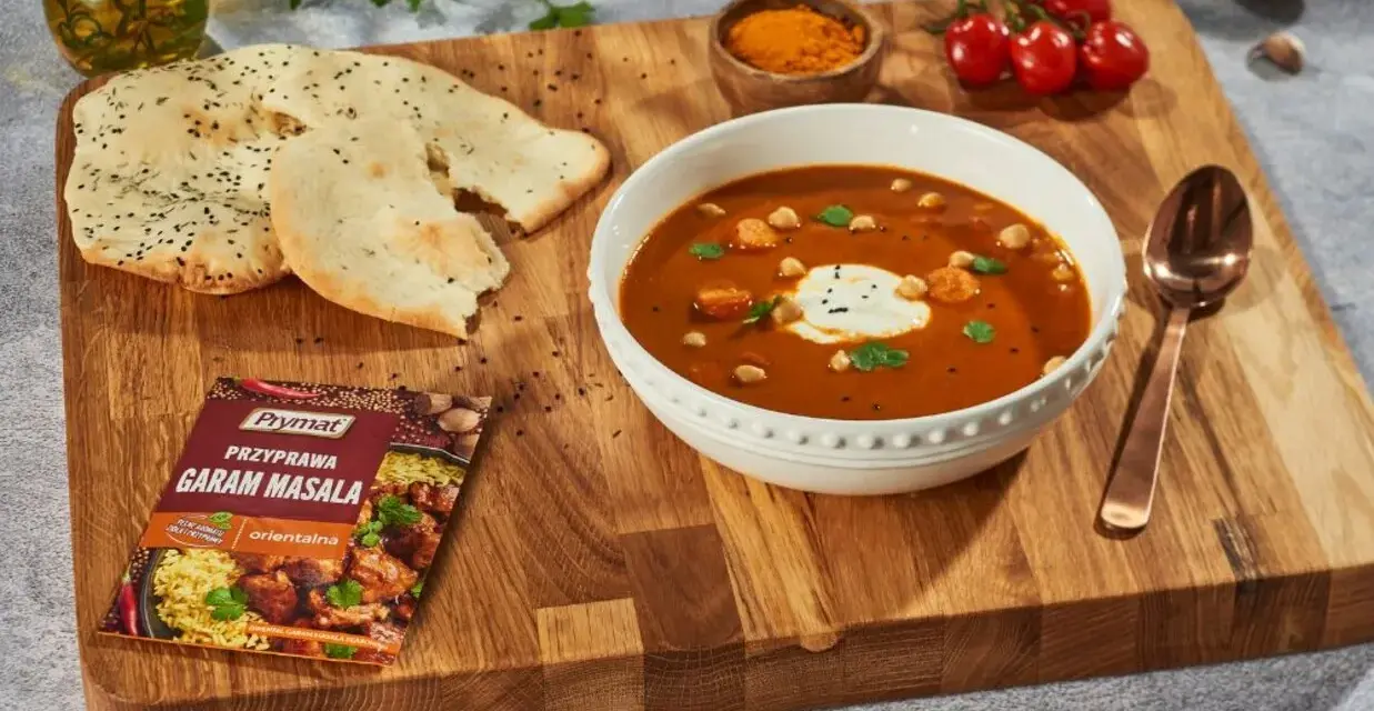 Aksamitny gulasz z ciecierzycą i kurczakiem, podany z chlebkiem naan i przyprawą Prymat Garam Masala. Idealny przepis na orientalną ucztę.