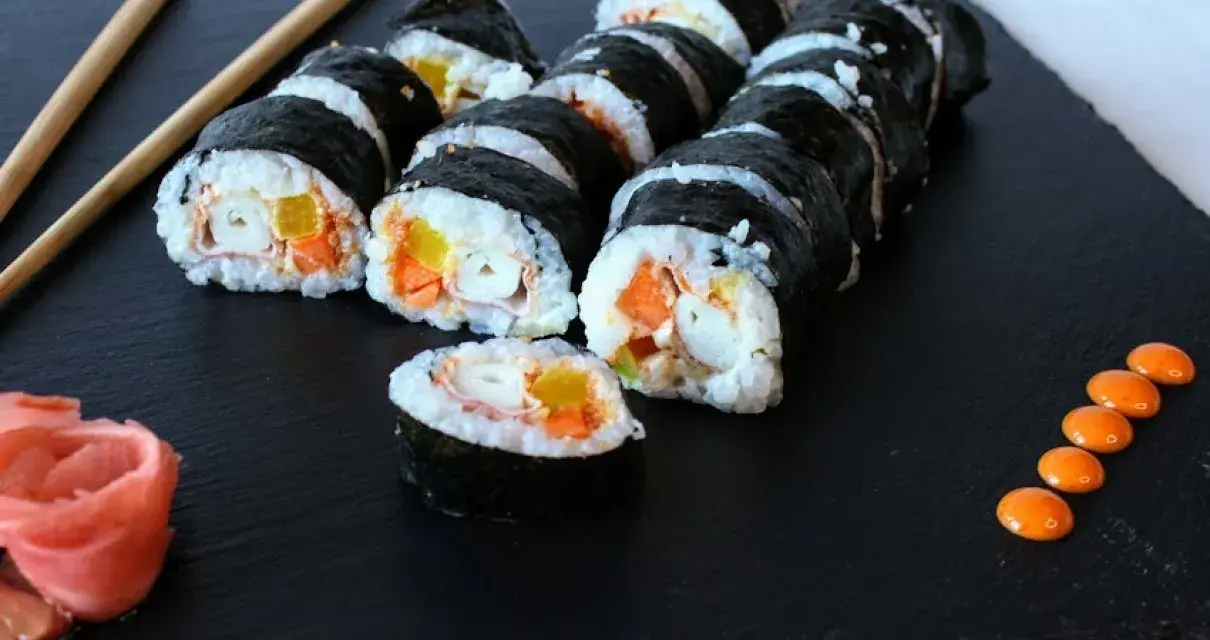 Roladki sushi z paluszkami surimi, marchewką i papryką. Prosty sposób, jak przygotować paluszki surimi do sushi.