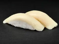 Dwa kawałki sushi z rybą maślaną na czarnym tle. Delikatna ryba idealnie komponuje się z ryżem.