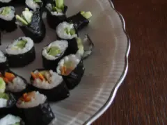 Domowe sushi z ogórkiem i marchewką. Prosty przepis na zaprawę do sushi sprawia, że przygotowanie jest łatwe i przyjemne.