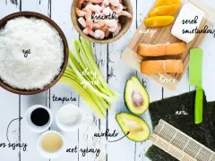 Składniki do sushi: ryż, krewetki, łosoś, awokado, ogórek, mango, serek śmietankowy, nori, sos sojowy, ocet ryżowy i tempura. Idealna zalewa do ryżu gotowa!