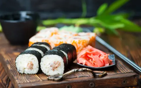 Pyszne sushi z kremowym nadzieniem i marynowanym imbirem. Idealne do sosu do sushi przepis.