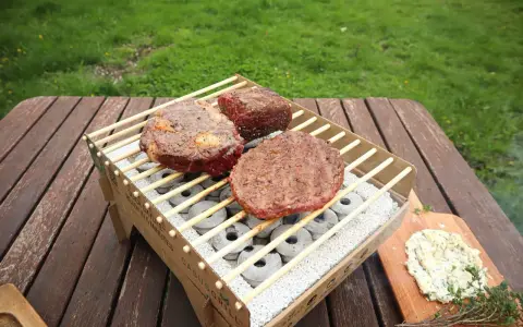 Na grillu leżą soczyste steki i burger. Obok masło ziołowe, idealne do sosu kobe. Co to za pyszności!