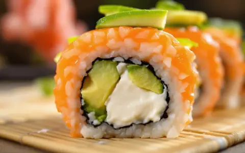 Rolka sushi z łososiem, awokado i kremowym serkiem. Idealny serek do sushi to taki, który jest kremowy i delikatny.