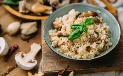 Kremowe risotto z grzybami, idealne do przygotowania, gdy wiesz, jak ugotować ryż do risotto.