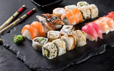 Różnorodne sushi: nigiri z łososiem, tuńczykiem i krewetką, rolki z węgorzem i awokado. Inspiracja do przepisów na sushi.
