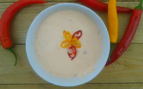 Kremowy sos z papryczkami chili, idealny do dań. Prosty spicy mayo przepis.