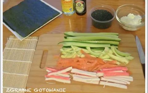 Składniki do sushi: nori, ryż, łosoś, paluszki krabowe, awokado i ogórek. Zobacz, jak pokroić ogórka do sushi, by rolki były idealne.