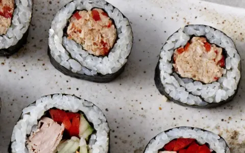 Jak przygotować tuńczyka do sushi, aby zachwycić smakiem i jakością