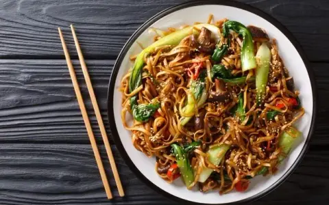 Ile kalorii ma pad thai? Zaskakujące różnice w kaloryczności!