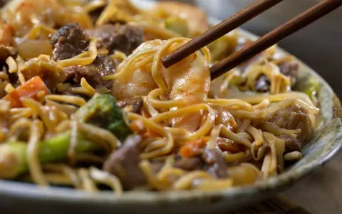 Makaron chow mein czy jest zdrowy? Odkryj jego ukryte zagrożenia