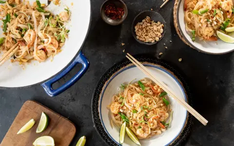 Pyszne danie z makaronem ryżowym, krewetkami i kiełkami. Aromatyczne pasta pad thai z orzeszkami ziemnymi i limonką.
