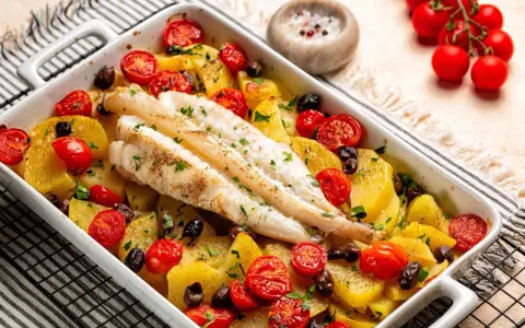 Najlepsza ryba z piekarnika: delikatny dorsz pieczony z ziemniakami, pomidorkami i oliwkami.