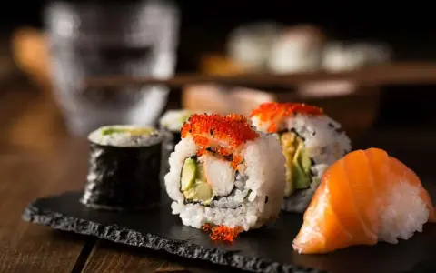 Pyszne rolki sushi z łososiem i kawiorową posypką, idealne na wieczór z przyjaciółmi. Co do sushi, to właśnie to!