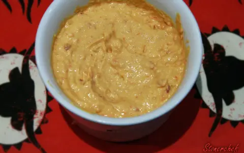 Domowy sos sriracha mayo przepis. Kremowy, pikantny sos w miseczce, idealny do wielu dań.