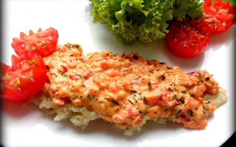 Filet z mintaja w sosie pomidorowo-ziołowym, podany z pomidorkami i sałatą. Pyszny przepis!