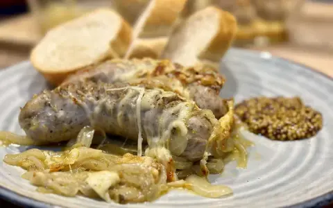 Kiełbasa zapiekana z cebulą i serem – prosty przepis na pyszne danie