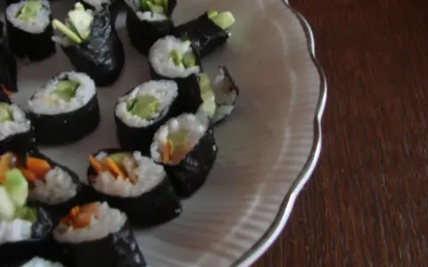 Domowe sushi z ogórkiem i marchewką. Prosty przepis na zaprawę do sushi sprawia, że przygotowanie jest łatwe i przyjemne.