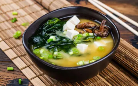 A miseczka zupy miso z tofu, wodorostami i grzybami shiitake. Idealny przepis na rozgrzewający posiłek.