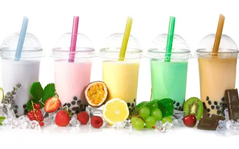 Kolorowe bubble tea z owocami i lodem. Idealny przepis na domowe bubble tea!