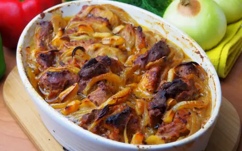 Pieczona łopatka wieprzowa z cebulą w naczyniu żaroodpornym. Idealny pomysł, co zrobić z łopatki wieprzowej na obiad.