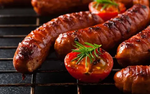 Jaką temperaturę grillować kiełbasę, aby uniknąć niedopieczenia?