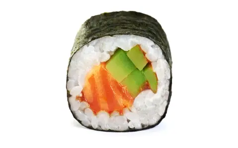 Rolka sushi z łososiem i awokado. Zastanawiasz się, ile waży sushi? Ta porcja jest idealna na przekąskę.