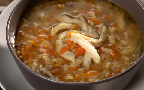 Miseczka aromatycznych flaków z marchewką i przyprawami. Idealny sposób, jak doprawić flaki, by były pyszne.