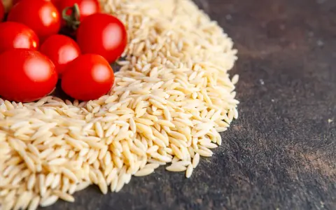 Czerwone pomidorki koktajlowe i makaron orzo. Ile gotować? Krótka odpowiedź: około 8-10 minut.
