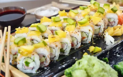 Kolorowe rolki sushi z mango i awokado, podane z sosem sojowym i imbirem. Wyjątkowe sushi z tykwą, które zachwyca smakiem i wyglądem.