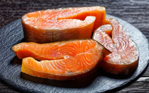 Surowy łosoś do sushi, idealny do przygotowania domowych rolek. Gdzie kupić świeżego, wysokiej jakości łososia?