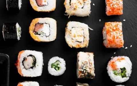 Czy solić ryż do sushi? Dowiedz się, dlaczego to nie jest konieczne