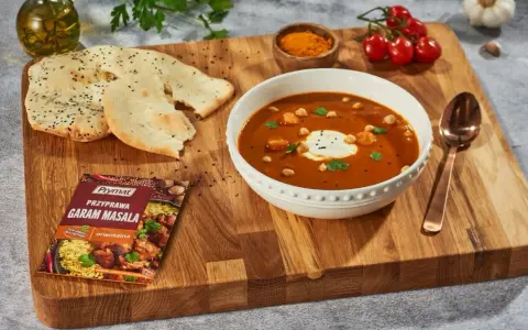 Aksamitny gulasz z ciecierzycą i kurczakiem, podany z chlebkiem naan i przyprawą Prymat Garam Masala. Idealny przepis na orientalną ucztę.