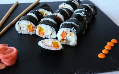 Roladki sushi z paluszkami surimi, marchewką i papryką. Prosty sposób, jak przygotować paluszki surimi do sushi.