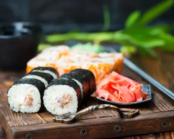 Pyszne sushi z kremowym nadzieniem i marynowanym imbirem. Idealne do sosu do sushi przepis.