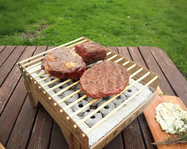 Na grillu leżą soczyste steki i burger. Obok masło ziołowe, idealne do sosu kobe. Co to za pyszności!