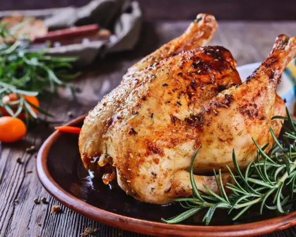 Ile się piecze kurczak w piekarniku? Czas i temperatura dla każdego kawałka