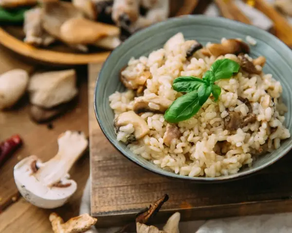 Kremowe risotto z grzybami, idealne do przygotowania, gdy wiesz, jak ugotować ryż do risotto.