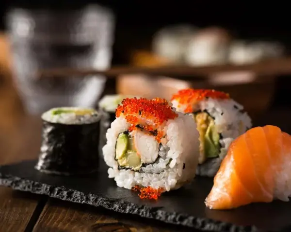 Z czym można zrobić sushi? Odkryj nietypowe składniki i pomysły
