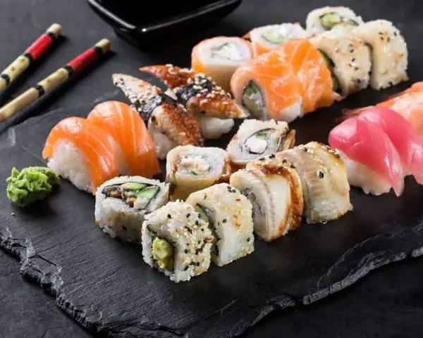 Różnorodne sushi: nigiri z łososiem, tuńczykiem i krewetką, rolki z węgorzem i awokado. Inspiracja do przepisów na sushi.