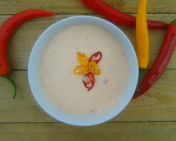 Kremowy sos z papryczkami chili, idealny do dań. Prosty spicy mayo przepis.