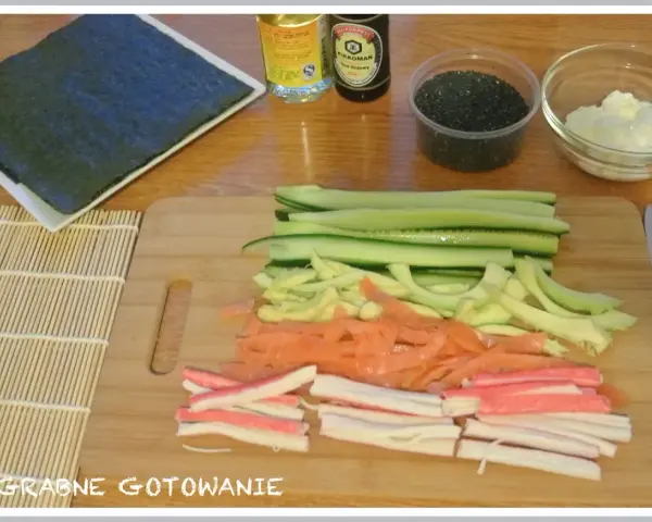 Składniki do sushi: nori, ryż, łosoś, paluszki krabowe, awokado i ogórek. Zobacz, jak pokroić ogórka do sushi, by rolki były idealne.